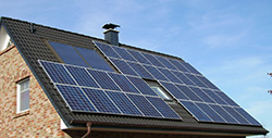 Geen btw-aftrek voor herstel dak voor zonnepanelen
