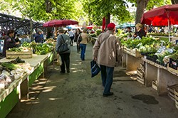 Reclame voor de markt verrekenen via marktgelden?